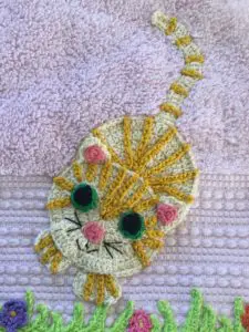 Crochet cat gold