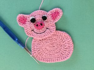 Crochet pig, beginning first leg