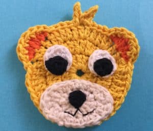 Crochet sitting lion head with eyes