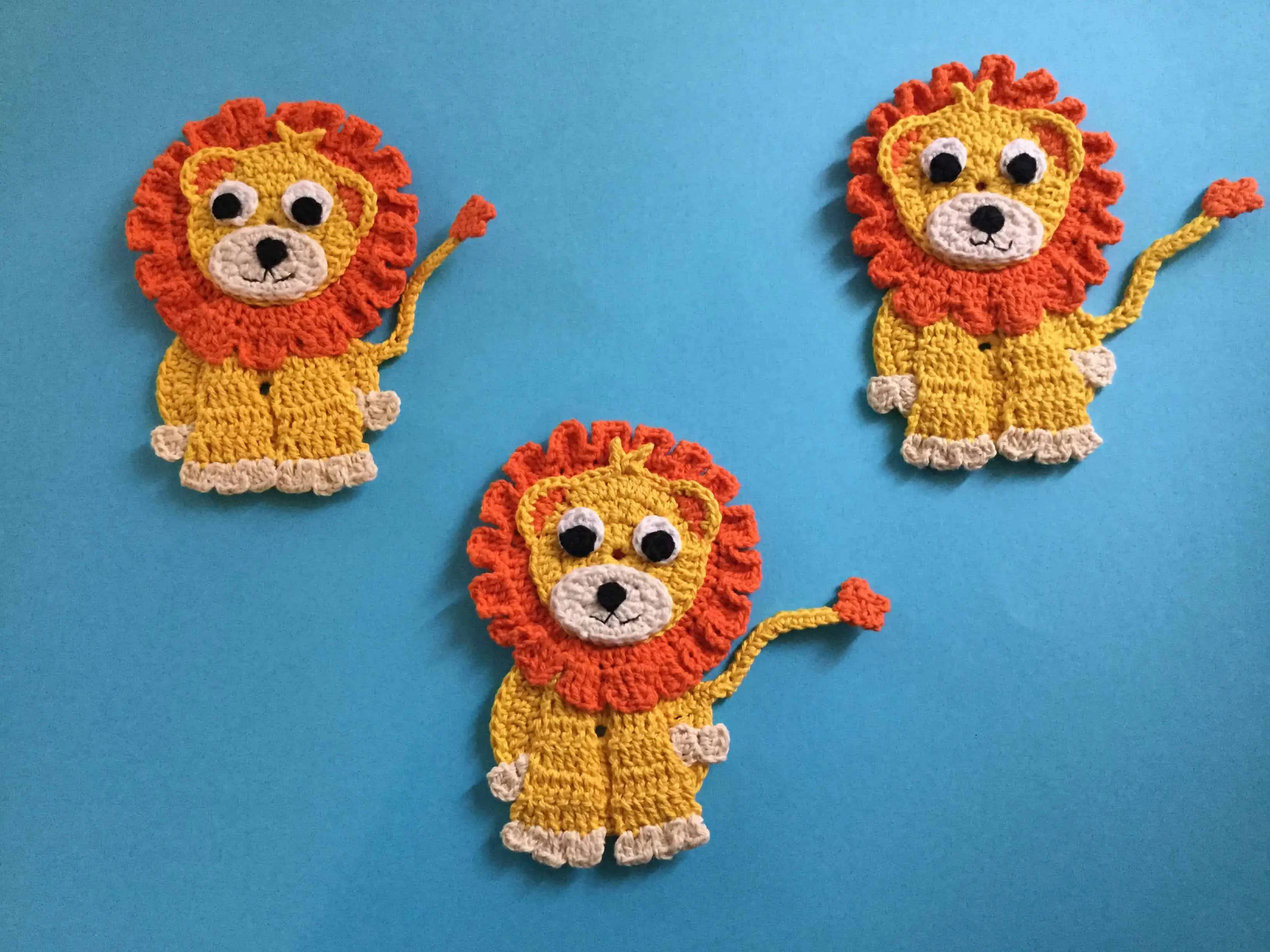 Finished crochet sitting lion group landscape