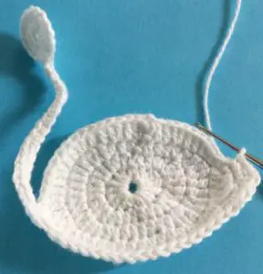 Crochet swan neaten edges body