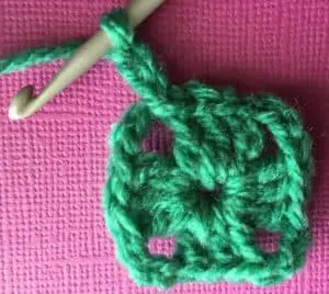 Crochet granny square beginning second row