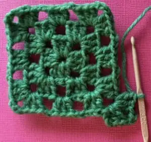 Crochet granny square fourth row first corner