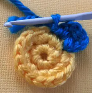 Crochet flower for granny square first petal