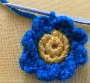 Crochet flower for granny square row two