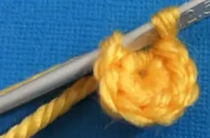 Crochet flower for granny square slip stitch row one