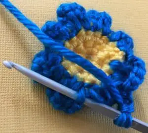 Crochet flower for granny square slip stitch row two
