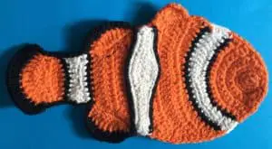 Crochet clown fish body with top front fin