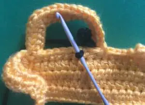 Crochet digger joining second part of steering wheel