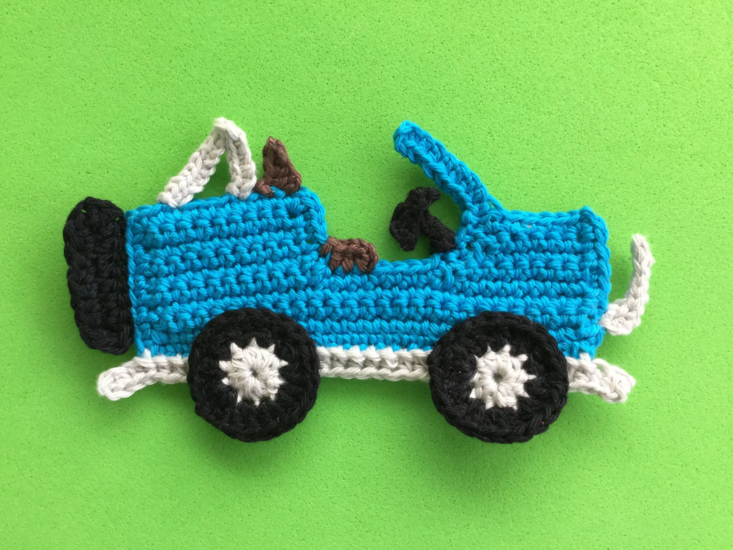 Finished crochet jeep tutorial 4 ply landscape