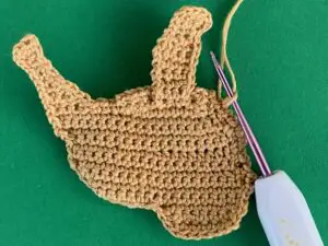 Crochet golden retriever 2 ply joining for far front leg