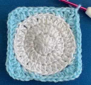Crochet penguin granny square row 4