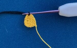 Crochet small bee 2 ply joining for stinger