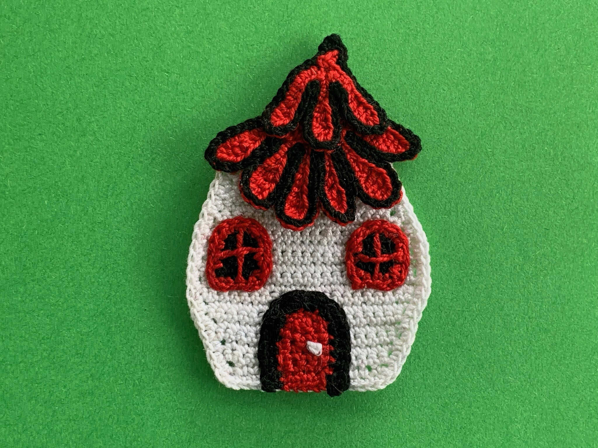 Finished crochet small house 2 ply landscape